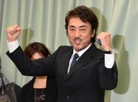 力強いガッツポーズで元気になったことをアピールする市村正親＝東京・目黒のホリプロ（撮影・村中拓久）