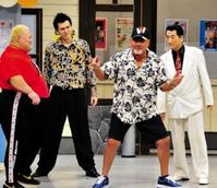 吉本新喜劇に乱入した武藤敬司（右から２人目）と浜亮太（左端）＝大阪・なんばグランド花月