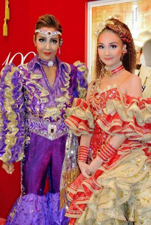 　退団へのカウントダウンが始まった星組トップコンビの柚希礼音（左）と夢咲ねね＝東京宝塚劇場