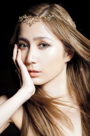 　豪州出身の女性歌手サラ・オレイン