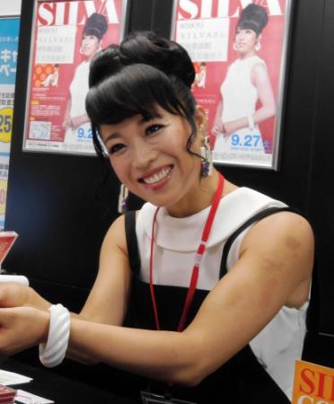 １日レコード店長を務めたＳＩＬＶＡ＝東京・新宿ディスクユニオン昭和歌謡館