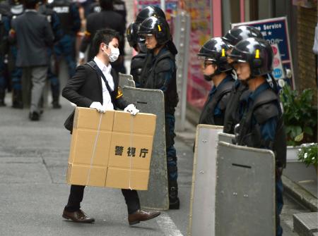 　ＡＳＫＡ被告の事件に絡み、暴力団組事務所の家宅捜索に入る警視庁の捜査員＝東京都新宿区