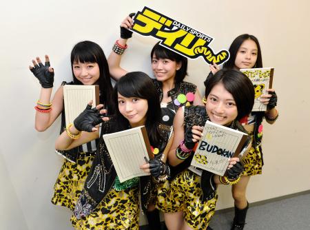 　署名活動に訪れたベイビーレイズの（前列左から）傳谷英里香、高見奈央、（後列左から）大矢梨華子、林愛夏、渡邊璃生＝東京・木場のデイリースポーツ（撮影・園田高夫）