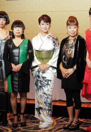 　（左から）コシノジュンコ氏、秋吉久美子、コシノヒロコ氏