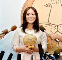 　デング熱から復帰し元気な笑顔を見せる紗綾＝松屋銀座（撮影・園田高夫）