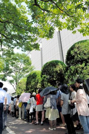 　ＡＳＫＡ被告の公判傍聴券を求めて行列する人々＝東京地裁（撮影・西岡　正）