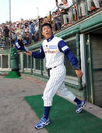 ＢＣ石川の一日コーチに就任しグラウンドに姿をみせた明石家さんま＝石川県立野球場（撮影・保田叔久）