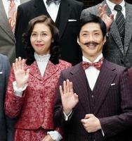 会見した野村萬斎（右）と松嶋菜々子＝東京・角川大映スタジオ