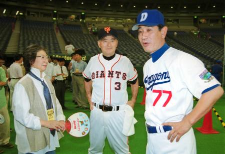 　２０００年７月２２日　オールスターゲームで（右から）中日・星野監督、巨人・長嶋監督と談笑する