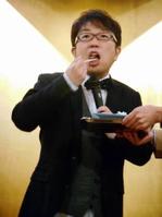「料理レシピ本ｉｎＪａｐａｎ」第１回発表会で受賞作を試食する天野ひろゆき＝東京・日本出版クラブ会館