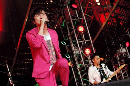 １５周年記念ライブで熱唱するポルノグラフィティの岡野昭仁（左）と新藤晴一＝横浜スタジアム