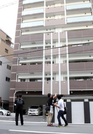 マンションの駐車場の自殺現場を取材する報道陣＝大阪市天王寺区国分町２ー３