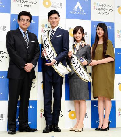 　笑顔で写真に収まる(左から)三浦友和、山本学さん、千田絵民さん、武井咲
