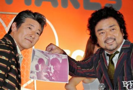 高校時代の仲良し写真と同じポーズをとる布川敏和（左）とパパイヤ鈴木＝東京・渋谷のフーターズ