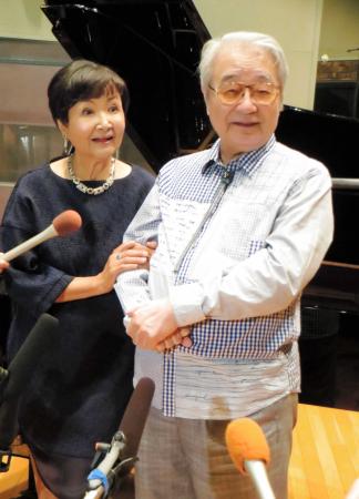 　前田憲男（右）のピアノ演奏で４３年ぶりに「ひこうき雲」のレコーディングを行った雪村いづみ＝東京・西早稲田