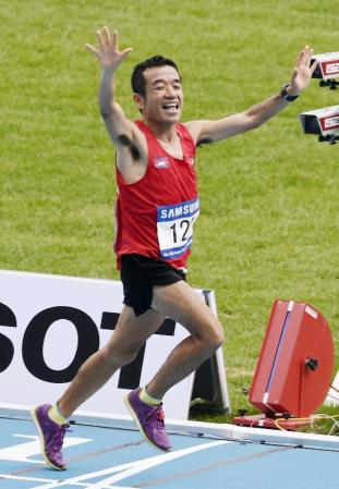 　仁川アジア大会の男子マラソンでゴールする猫ひろしさん＝３日、韓国・仁川（共同）