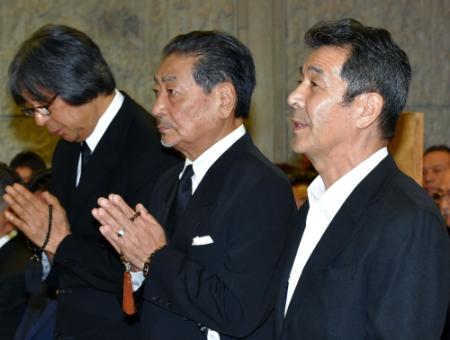遺影に向かい話しかけるように、焼香する（右から）井上順　森田巳木夫、森本太郎