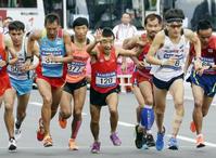 　仁川アジア大会の男子マラソンでスタートする猫ひろしさん（中央）＝３日、韓国・仁川（共同）