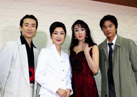 　舞台「疑惑」が初日を迎え、会見した（左から）なだぎ武、高橋惠子、浅野ゆう子、原田龍二＝京都・南座