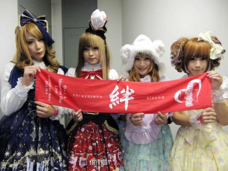 　故桜塚やっくんさんの追悼イベントを行った美女♂ｍｅｎＺの（左から）伊織、翼、なっち、透ｃｈ＝東京・西新宿