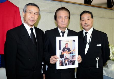 　宮崎こういちさんの葬儀・告別式で遺影を囲むザ・ジャガーズの（右から）森田巳木夫、沖津ひさゆき、佐藤安治＝東京・円泉寺