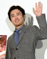 大阪での舞台あいさつに登場した劇団ひとり