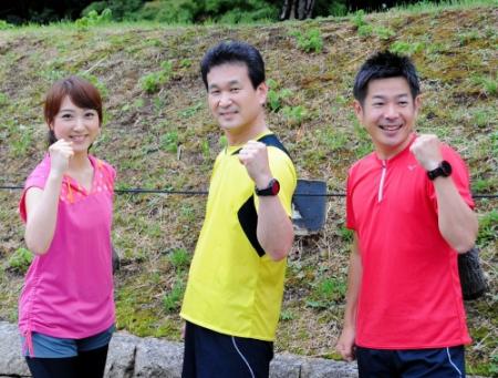 大阪マラソンに向けた公開練習を行った（左から）川田裕美アナ、辛坊治郎氏、清水健アナ＝大阪市内