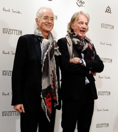 レッド・ツェッペリンを象徴するデザインのスカーフを披露する、ポール・スミス（右）とジミー・ペイジ東京都渋谷区のＰａｕｌ　Ｓｍｉｔｈ　ＳＰＡＣＥ（撮影・開出　牧）