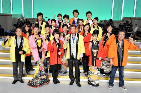 　チャリティーコンサートに出演した川中美幸(前列左から３人目)ら