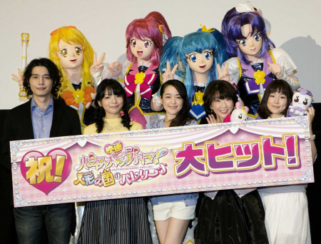 　プリキュアたちと（前列左から）山本匠馬、北川里奈、潘めぐみ、松井菜桜子、小堀幸＝東京・新宿バルト９