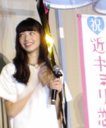 　山下智久とともに初日舞台あいさつに登場した小松菜奈＝東京・台場