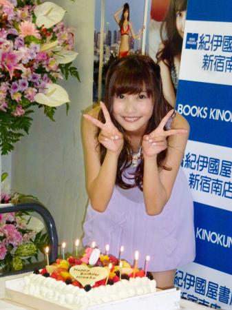 　２０歳の誕生日をお祝いされ笑顔の佐野ひなこ＝東京・新宿