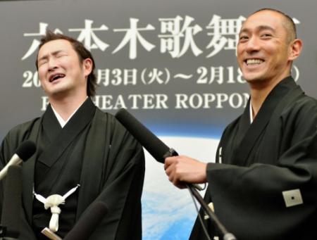 市川海老蔵に芸能リポーターなみに突っ込まれ、再婚することを公表した中村獅童（左）