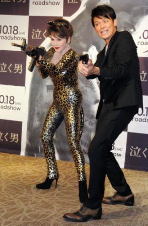 女豹をイメージしたレオタードで登場したデヴィ夫人（左）と岡田圭右＝東京・ギブソンブランドショールーム