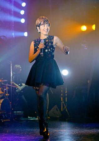 　３０周年記念ライブを行いステージを盛り上げる荻野目洋子　