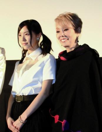 舞台あいさつに登場した松井珠理奈（左）と研ナオコ