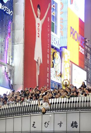 　阪神が９年ぶりの日本シリーズ進出を決め、道頓堀川へ飛び込む若者＝18日夜、大阪・ミナミ
