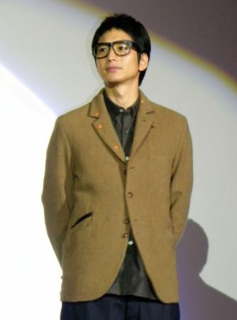 片桐はいりとのＷ主演映画「小野寺の弟・小野寺の姉」の舞台あいさつに登場した向井理＝大阪市北区の大阪ステーションシティシネマ