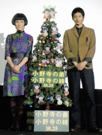 Ｗ主演映画「小野寺の弟・小野寺の姉」の舞台あいさつに登場した向井理（右）と片桐はいり＝大阪市北区の大阪ステーションシティシネマ