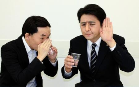 安倍総理＆菅官房長官に扮してＰＲ会見を開いた、福本ヒデ（右）と山本天心