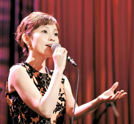 　「私だけに」を歌唱する安倍なつみ＝東京・丸の内のコットンクラブ（撮影・北野将市）