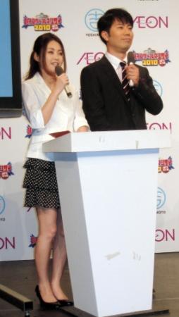 「ハイスクールマンザイ２０１０」開催発表の司会を務めた藤井隆（右）と佐藤麻衣