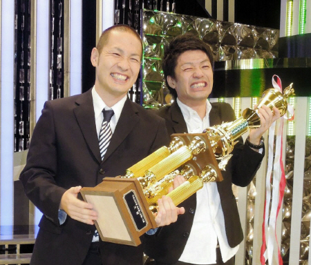 トロフィーを手に笑顔を見せたアイロンヘッドの毛利雅俊（左）と辻井亮平＝東京・渋谷のＮＨＫ