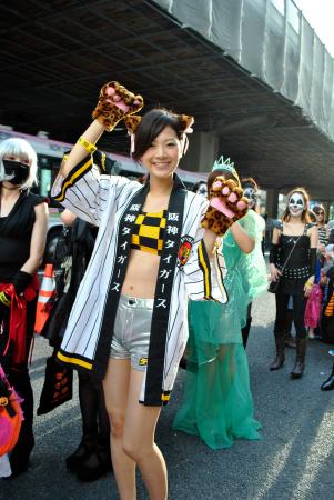 　日本最大級のハロウィンダンスパレードに参加したスクープ！？の井上早紀　