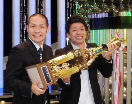 　トロフィーを手に感激するアイロンヘッドの毛利雅俊（左）と辻井亮平＝東京・渋谷のＮＨＫ