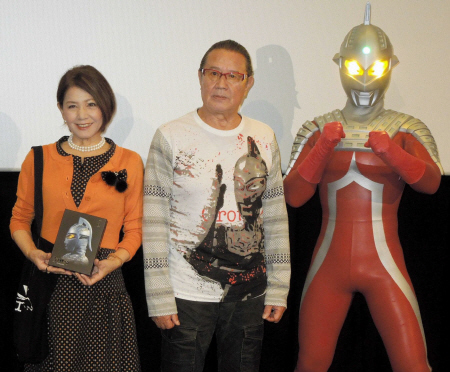 「ウルトラセブン」上映会で、トークイベントを行った森次晃嗣（中央）、左はアンヌ役のひし美ゆり子