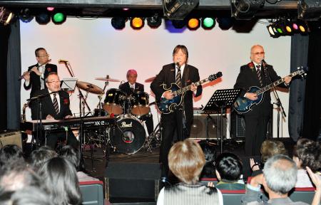 　洋画「嗤う分身」の試写会でミニライブを行った「ジャッキー吉川とブルー・コメッツ」