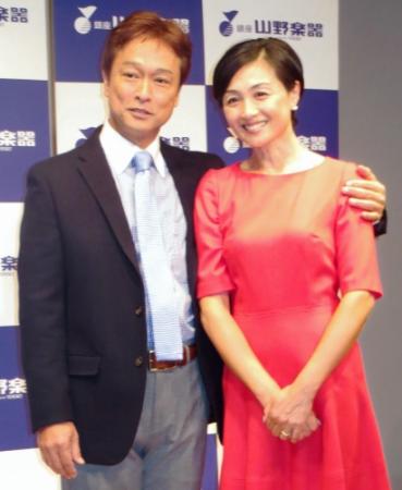 香坂みゆき（右）とのデュエットに「レツヤン以来」と喜ぶ太川陽介