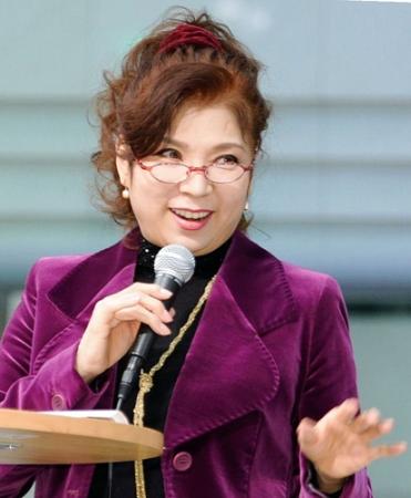 眼鏡をかけてＦＭラジオ公開収録に臨む八代亜紀＝東京・池袋サンシャインシティ（撮影・開出　牧）