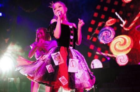 トランプガールの衣装で熱唱する西野カナ＝東京国際フォーラム